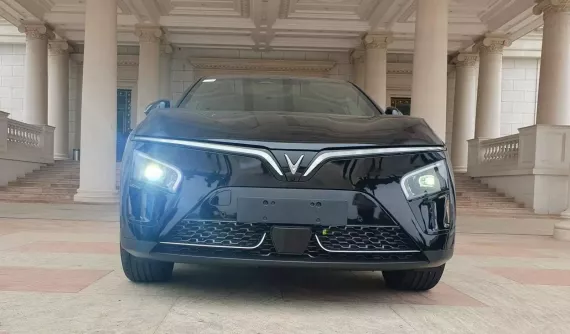 VinFast VF7 lộ hình ảnh "bằng xương, bằng thịt" trước khi bàn giao cho khách Việt