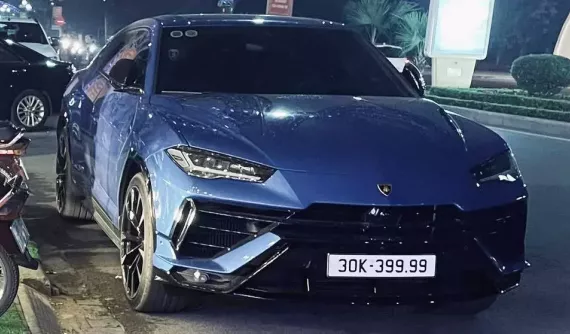 Lamborghini Urus S 2023 với tùy chọn biển số tứ quý 9 gần 3 tỷ đồng cùng chủ nhân dạo phố ở Thanh Hóa