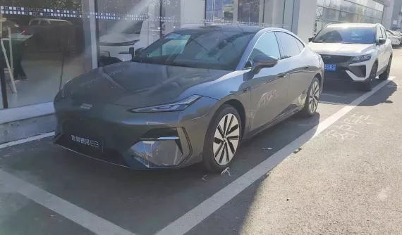 Chi tiết Geely Galaxy E8 tại đại lý, chờ đợi hãng xe Trung Quốc sẽ sớm mang về Việt Nam