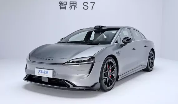 Đánh giá nhanh Luxeed S7 2024: Sedan điện của hãng điện thoại Huawei có sẵn body kit độ, nội thất nhét đầy công nghệ, giá từ 843 triệu đồng