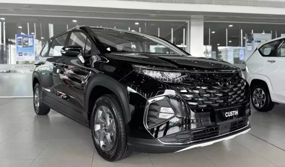 Hyundai Custin được giảm giá tiền mặt tại đại lý, tăng sức ép lên Toyota Innova Cross