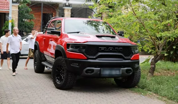 Khách nữ chịu chơi khi chi hẳn 9 tỷ đồng tậu "khủng long" Ram 1500 TRX 2023 màu đỏ duy nhất Việt Nam