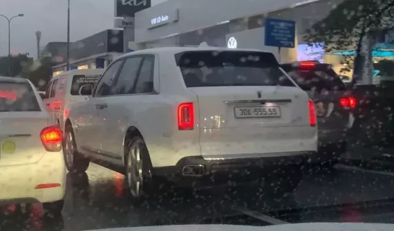 Đại gia đăng ký biển số 30K-555.55 trúng đấu giá gần 14,5 tỷ đồng cho xe Rolls-Royce, cả xe và biển đều VIP