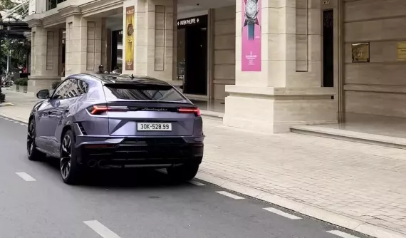 Bất ngờ với hình ảnh Lamborghini Urus S 2023 mang màu tím ngọc trai xuất hiện tại Sài thành, biển đấu giá 50 triệu đồng