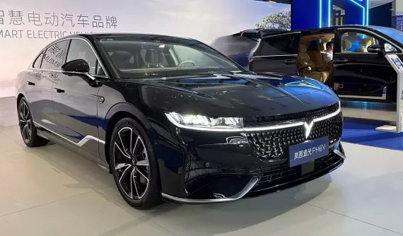 Đánh giá nhanh Voyah Passion PHEV 2023: Sedan "ăn xăng" như ngửi chỉ 0,5 lít/100 km, giá không rẻ nhưng cũng "bán đắt như tôm tươi"