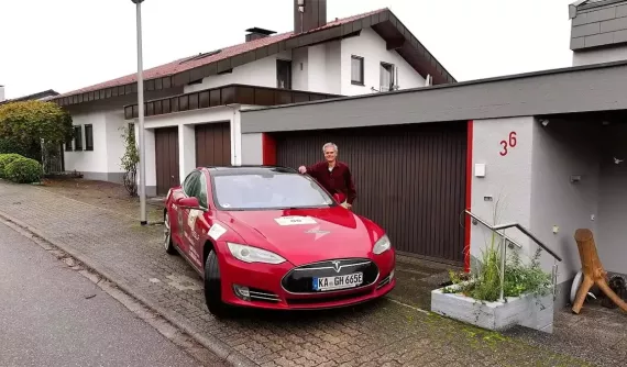 Chiếc ô tô điện Tesla Model S này đã chạy 1,9 triệu km, từng 13 lần phải thay mô-tơ và 3 lần thay pin