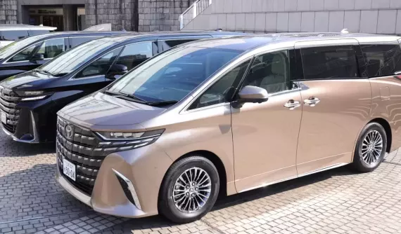 Toyota ngừng nhận cọc cho Land Cruiser và Alphard vì cung không đủ cầu