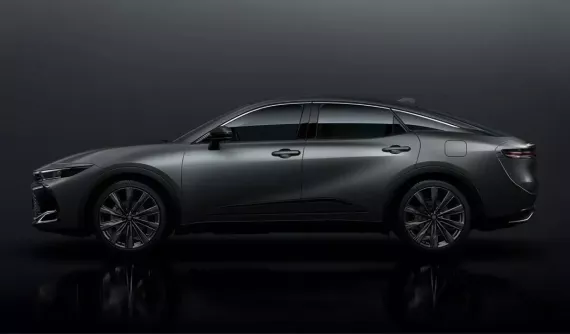 Vén màn phiên bản giới hạn của xe tiền tỷ Toyota Crown Crossover với màu sơn nhám ấn tượng