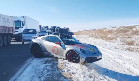Video: Porsche 911 Dakar của đại gia Hải Phòng mở lối đi đặc biệt khi tắc đường ở Trung Quốc hot trên mạng