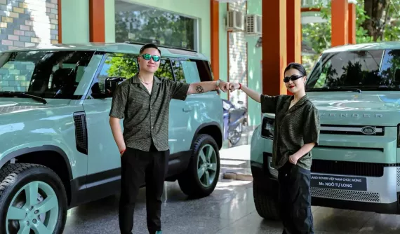 Độc lạ Bình Dương, anh em tậu 2 chiếc Land Rover Defender bản giới hạn 5 xe tại Việt Nam, sơn lại nhà cho hợp màu xe