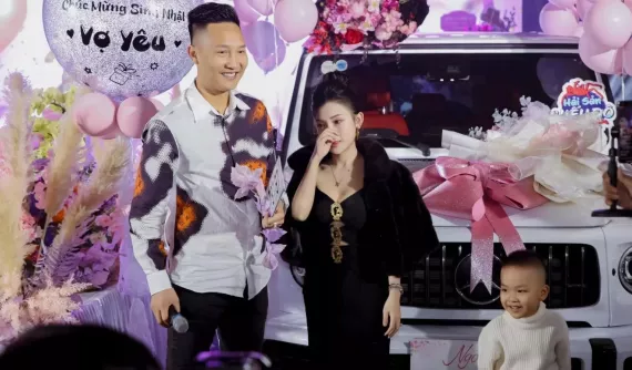 Huấn "hoa hồng" tặng vợ quà sinh nhật Mercedes-AMG G63 giá từ 8 tỷ đồng, biển số trùng năm sinh gần nửa tỷ đồng