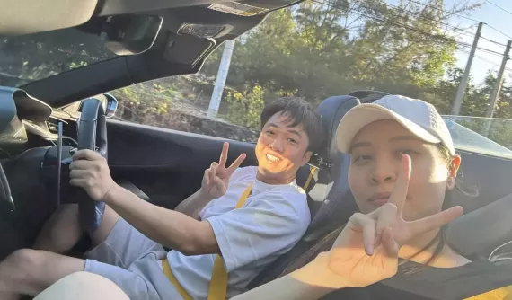 Vợ chồng  Cường "Đô-la" du Xuân cùng siêu xe Ferrari SF90 Spider hơn 50 tỷ đồng