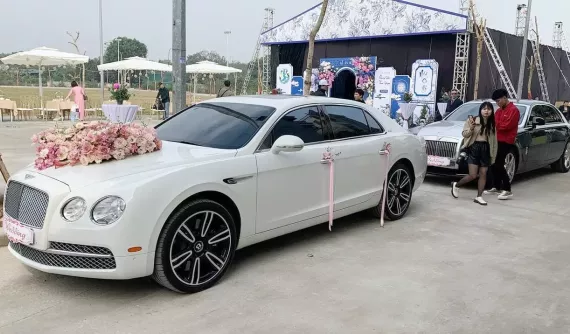 Tiền vệ Quang Hải mang 2 chiếc xe siêu sang đi rước dâu, chọn Bentley làm xe hoa thay vì Rolls-Royce như các đại gia