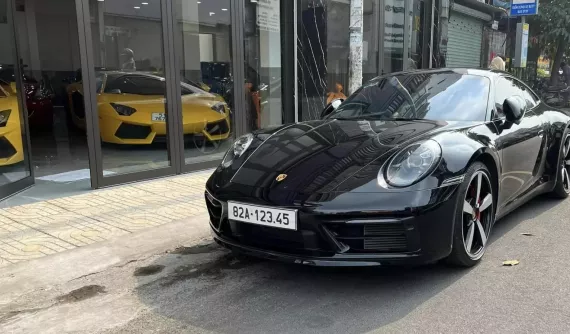Tay chơi xe Minh "xí muội" đăng ký biển số 82A-123.45 trúng đấu giá gần 300 triệu đồng cho Porsche 911 Carrera S
