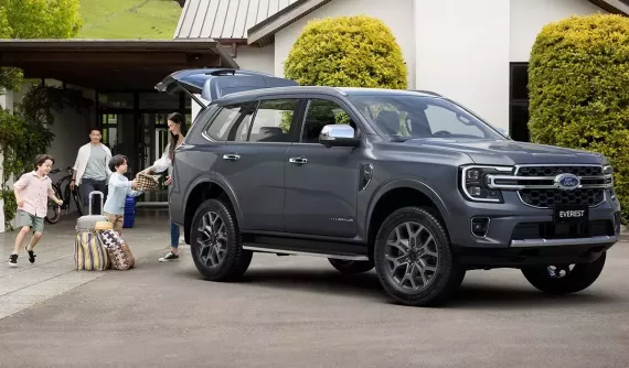 Toyota Fortuner giảm giá, Ford Everest "đáp trả" bằng chương trình ưu đãi lệ phí trước bạ