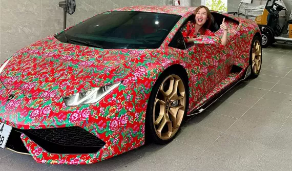 Bắt trend, hot mom 1997 ở Bạc Liêu thay áo mới cho siêu xe Lamborghini Huracan khiến không ít người bất ngờ