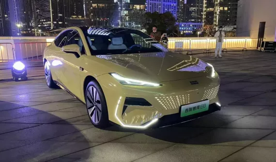 Geely Galaxy E8 chính thức ra mắt, màn hình có thể chơi game, giá rẻ hơn Hyundai Elantra tại Việt Nam