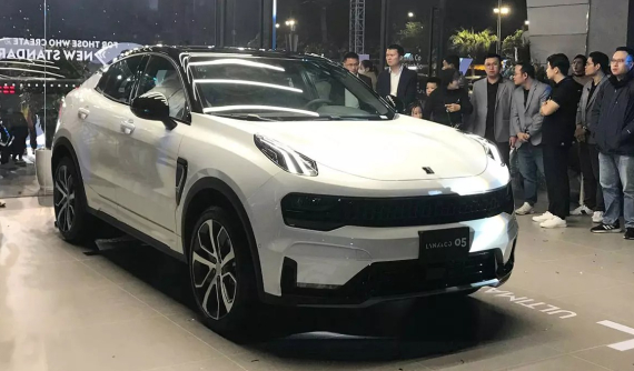 Đại lý hé lộ giá bán dự kiến của cặp đôi Lynk & Co 01 và 05, không xe nào dưới 1 tỷ đồng