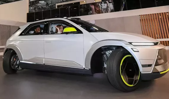 Vén màn chiếc Hyundai Ioniq 5 có thể đi ngang như cua và xoay 360 độ tại chỗ trong triển lãm CES 2024