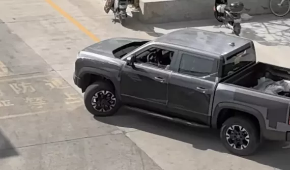 Xe bán tải của BYD - hãng xe Trung Quốc có ý định sản xuất xe điện tại Việt Nam - lộ diện trên đường phố
