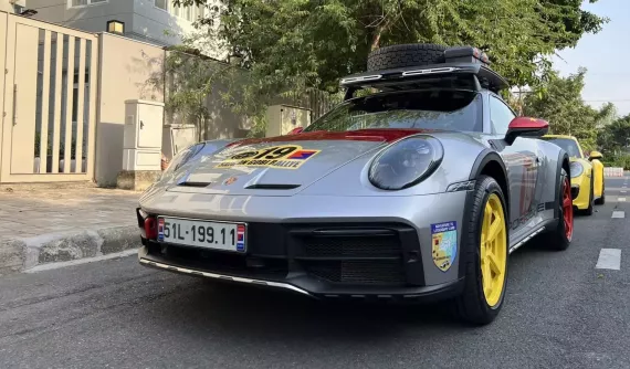 Chủ xe tiết lộ đổi biển số đấu giá cho Porsche 911 Dakar chỉ tốn vài bát phở, gắn luôn quả mâm bao chói chang
