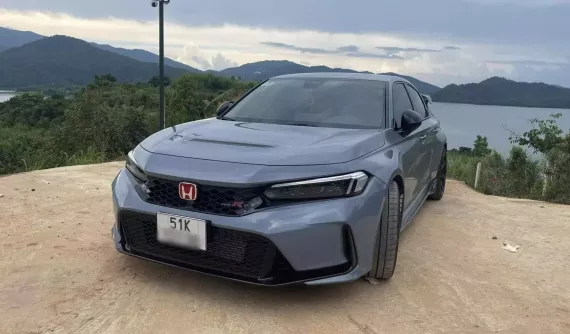 Vin Trần rao bán Honda Civic Type R chỉ mới chạy 5.000 km: Giá 2,5 tỷ đồng, "xe uống xăng như nước lã"