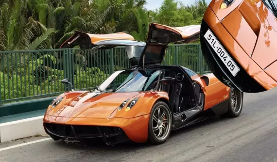 Minh "Nhựa" chia sẻ Pagani Huayra đổi chủ, xe lại đổi biển và chụp ảnh trước nhà Cường "Đô-la", chuyện gì đây?