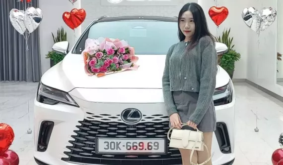 Hot girl đam mê số 69 tậu Lexus RX350 đời mới, đẹp từ người đến xe và biển số