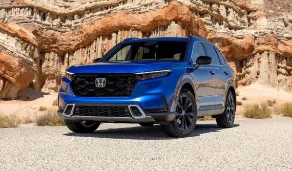 Honda CR-V Hybrid "bán chạy như tôm tươi", vượt cả kỳ phùng địch thủ Toyota RAV4 Hybrid