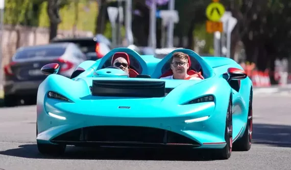 Đại gia tắm nắng cùng McLaren Elva bản không kính chắn gió, có chi tiết mà siêu phẩm của Minh "Nhựa" bị loại bỏ