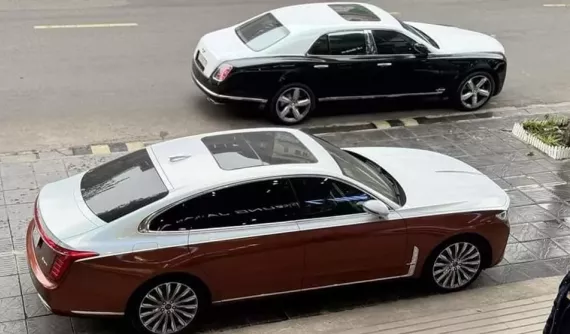 "Rolls-Royce của Trung Quốc" Hồng Kỳ H9 đọ dáng cùng Bentley Mulsanne trên đường: "Kẻ 8 lạng, người nửa cân"