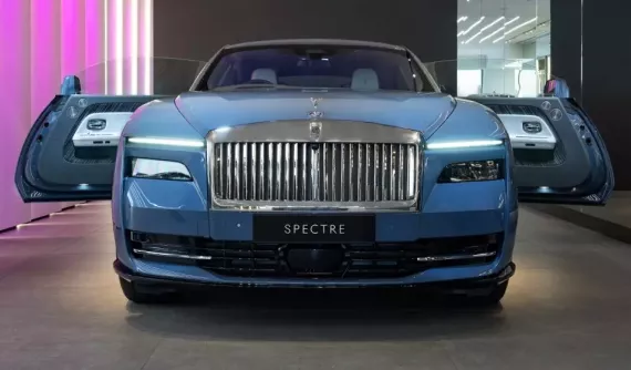 Minh "Nhựa" chuẩn bị "cưới thêm vợ", lần này là Spectre, chiếc xe Rolls-Royce ăn xăng 0 lít/100 km