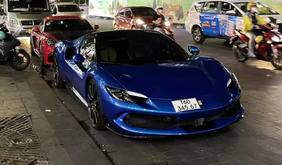 Siêu xe mui trần Ferrari 296 GTS thứ 2 có mặt tại Việt Nam, biển số tạm nhưng lại sảnh rồng