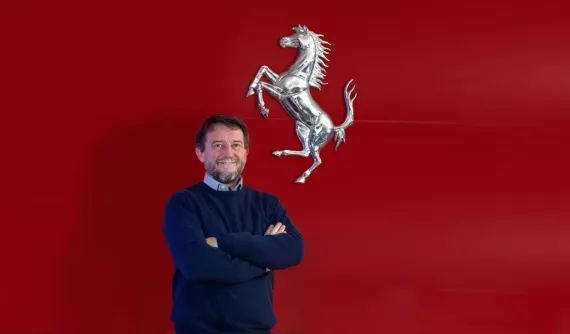 Hãng siêu xe Ferrari dấn thân vào đua thuyền, tuyển ngay hoa tiêu Giovanni Soldini để dẫn dắt