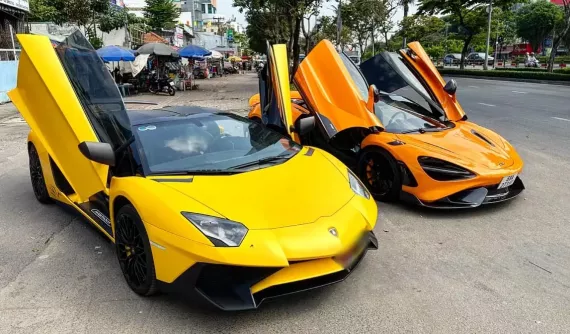 Cặp đôi siêu xe hàng hiếm khoe dáng trên đường phố Sài thành: Lamborghini Aventador SV mui trần vẫn khác biệt