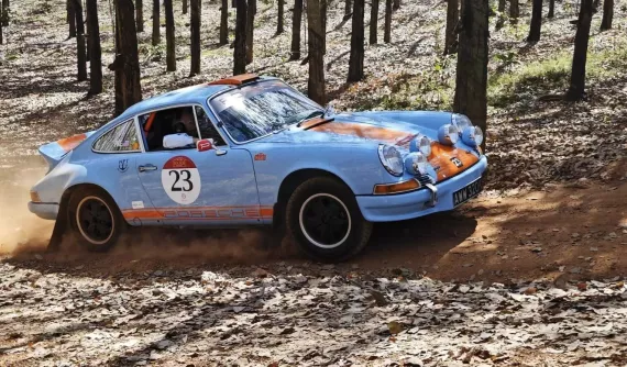 Xem đoàn xe cổ của các đại gia châu Âu nghịch tại rừng cao su ở Bình Phước: Bentley 1/2 Le Mans 97 tuổi vẫn chạy tốt