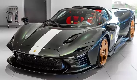 Siêu phẩm Ferrari Daytona SP3 với màu sơn cực lạ, có hẳn bảng đánh dấu xe độc nhất thế giới