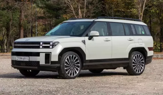 Hyundai Santa Fe dù được bổ sung thế hệ mới nhưng vẫn chưa có cửa vượt qua Kia Sorento