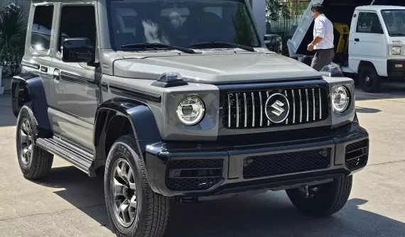 Cận cảnh Suzuki Jimny với body kit độ Mercedes-AMG G63 tại đại lý Việt Nam, giá suýt soát 1 tỷ đồng