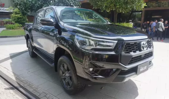 Toyota Hilux 2024 ra mắt Đông Nam Á với ngoại hình cải tiến, thêm cảm biến hỗ trợ đỗ xe