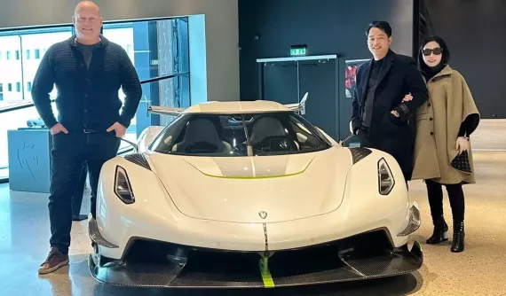 Hoàng Kim Khánh chia sẻ ảnh chụp cùng CEO của Koenigsegg bên cạnh Jesko, về Việt Nam có khi thành bom tấn đắt nhất