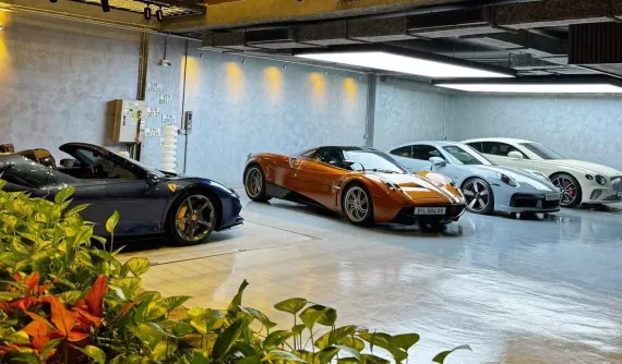 Cận Tết Nguyên đán, garage siêu xe của Cường "Đô-la" lộ diện qua phó nháy Minh "Nhựa": Pagani Huayra quá hợp