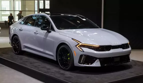 Kia K5 2025 trình làng với thiết kế thể thao hơn và động cơ tăng áp mới