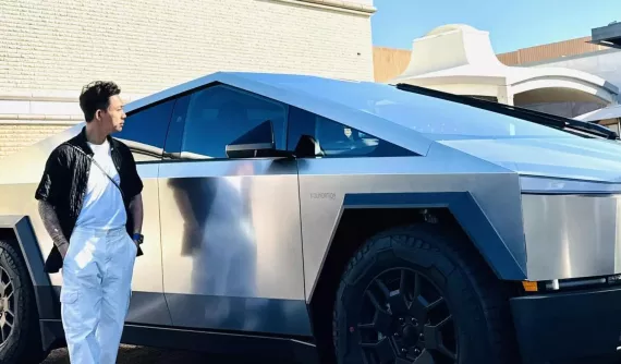 Minh "Nhựa" thích thú với siêu bán tải điện Tesla Cybertruck 2024