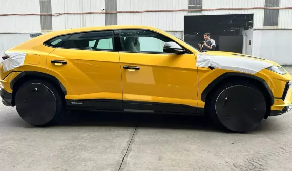 2 xe Rolls-Royce hơn 80 tỷ đồng không thấy đâu, hot mom Đoàn Di Băng bất ngờ khoe quà sinh nhật là Lamborghini Urus Performante