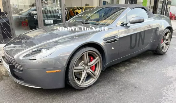 Có gì đặc biệt trên Aston Martin V8 Vantage mui trần siêu hiếm mới được "Qua" Vũ mua lại?
