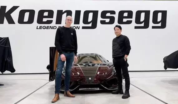 Đại gia Hoàng Kim Khánh trải nghiệm bom tấn Koenigsegg Regera trên đường băng ở Thụy Điển