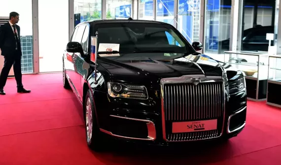 Tổng thống Vladimir Putin tặng xe được mệnh danh "Rolls-Royce Phantom của người Nga" cho ông Kim Jong Un