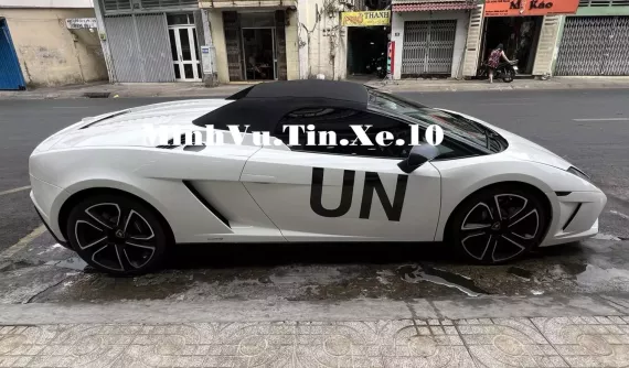 Mua về 8 năm nhưng siêu xe này chỉ mới được "Qua" Vũ cầm lái lần thứ 2, nội thất còn mới tinh