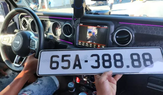 Tậu Lamborghini Huracan gần 9 tỷ đồng, đại gia xe "2 thì" ở Cần Thơ chi thêm gần nửa tỷ đồng để mua biển VIP